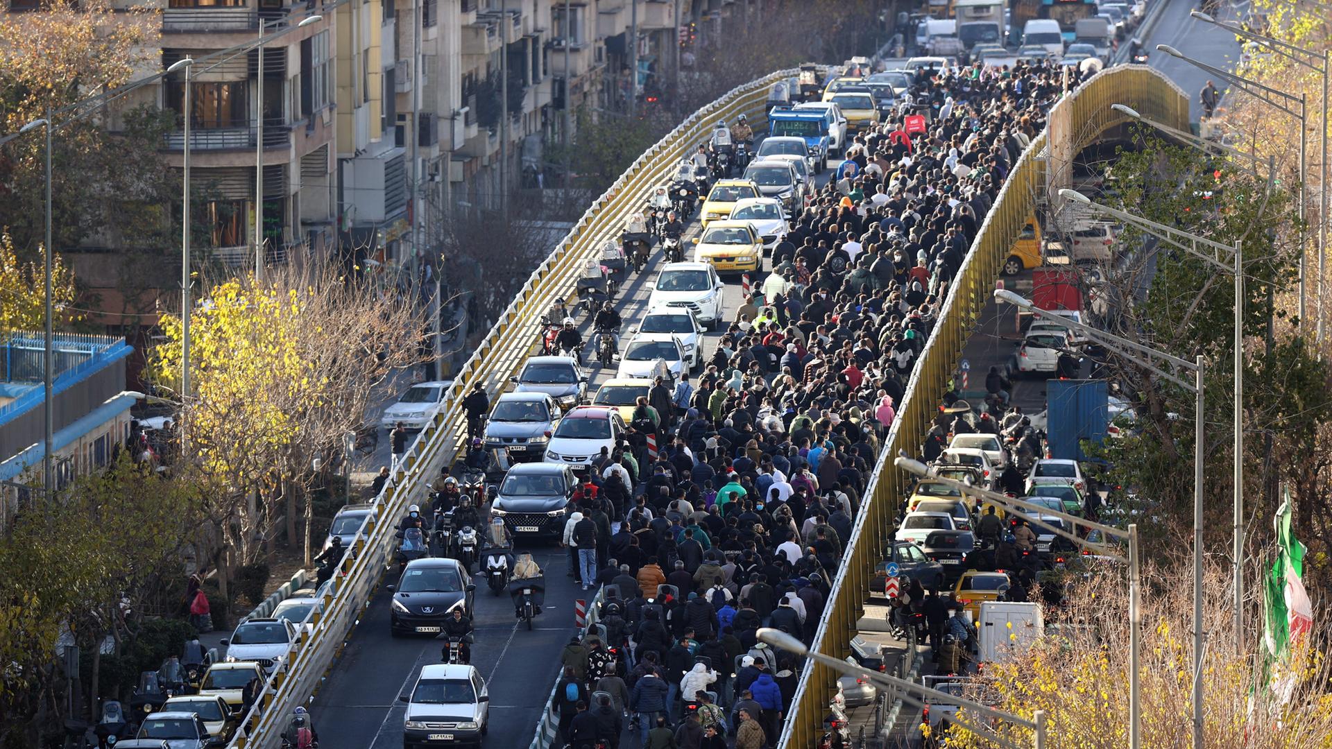 Iranische Ladenbesitzer und Händler protestieren gegen die wirtschaftlichen Bedingungen in Teheran, Iran, 29.12.2025. 