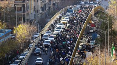Iranische Ladenbesitzer und Händler protestieren gegen die wirtschaftlichen Bedingungen in Teheran, Iran, 29.12.2025. 