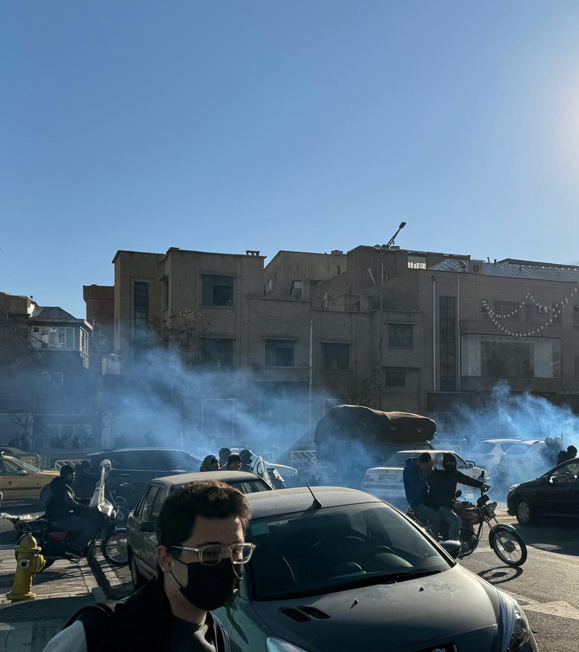 Iranische Ladenbesitzer und Händler protestieren gegen die wirtschaftlichen Bedingungen, während die Bereitschaftspolizei in Teheran, Iran, am 29.12.2025 Tränengas einsetzt.