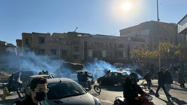 Iranische Ladenbesitzer und Händler protestieren gegen die wirtschaftlichen Bedingungen, während die Bereitschaftspolizei in Teheran, Iran, am 29.12.2025 Tränengas einsetzt.