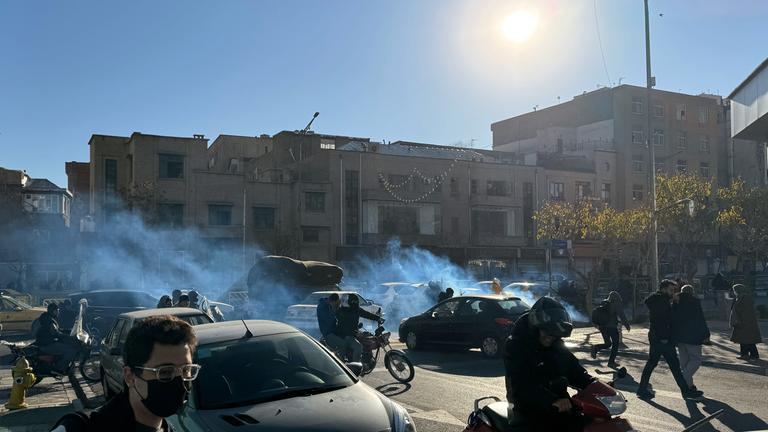 Iranische Ladenbesitzer und Händler protestieren gegen die wirtschaftlichen Bedingungen, während die Bereitschaftspolizei in Teheran, Iran, am 29.12.2025 Tränengas einsetzt.