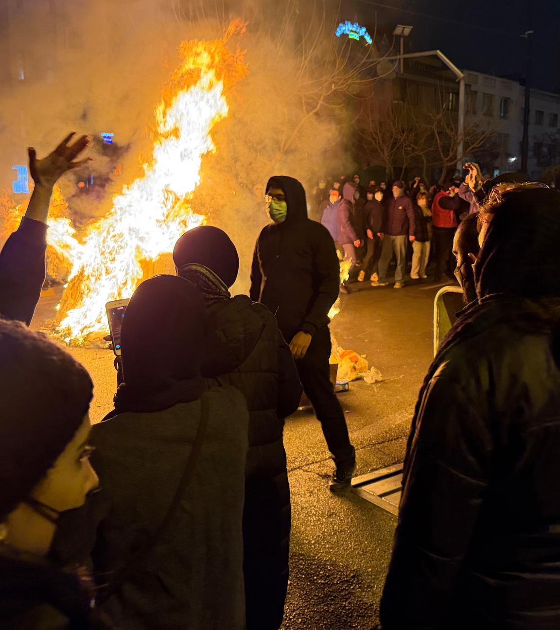 Archiv:  Iraner bei einem Protest gegen die Regierung in Teheran. Aufgenommen am 09.01.2026, Iran, Teheran