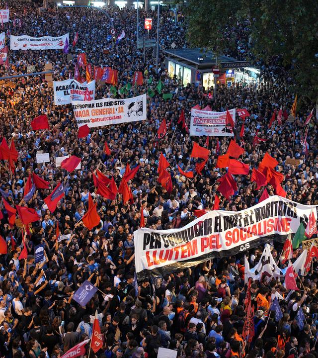 Zehntausende Menschen demonstrieren am 05.10.2026 in Barcelona (Spanien) gegen die Wohnungssituation im Land