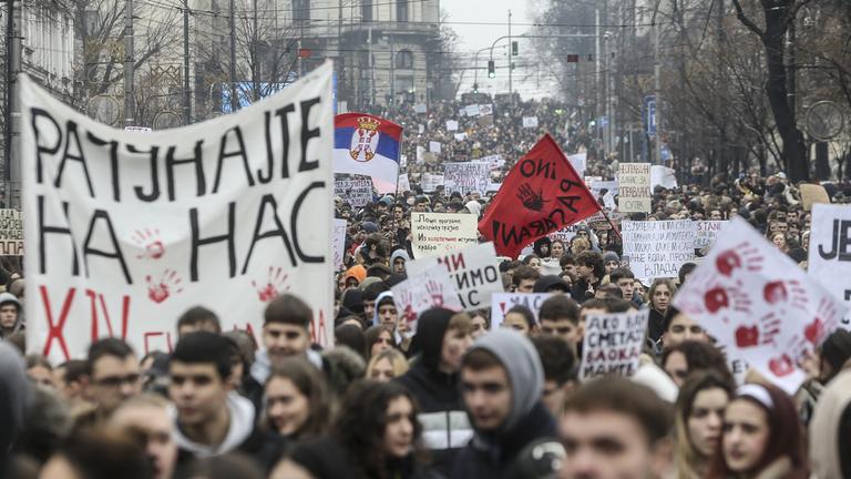 Proteste in Belgrad gegen die Regierung wegen des Bahnhofsunfalls