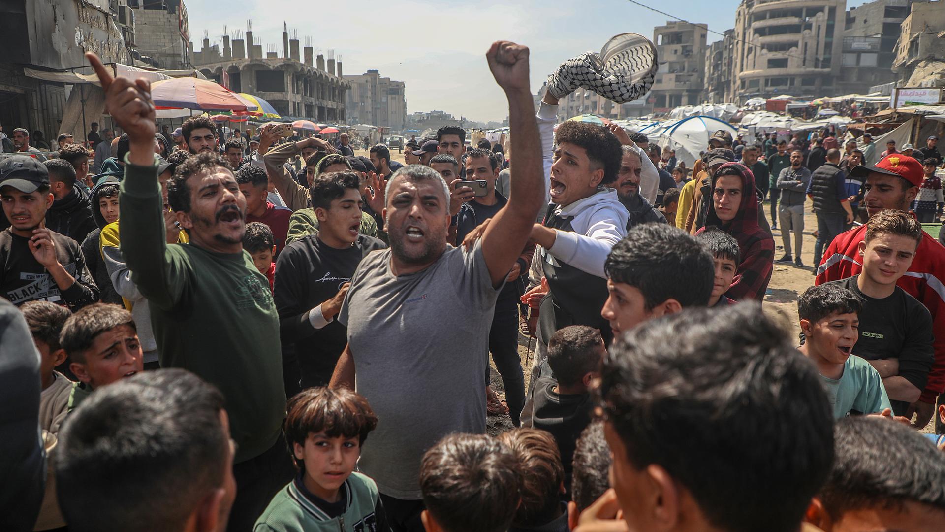 Palästinenser versammeln sich am 26. März 2025 in Gaza-Stadt, um gegen den anhaltenden Krieg zwischen Israel und der Hamas und die israelische Blockade des Gazastreifens zu protestieren.