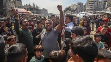 Palästinenser versammeln sich am 26. März 2025 in Gaza-Stadt, um gegen den anhaltenden Krieg zwischen Israel und der Hamas und die israelische Blockade des Gazastreifens zu protestieren.