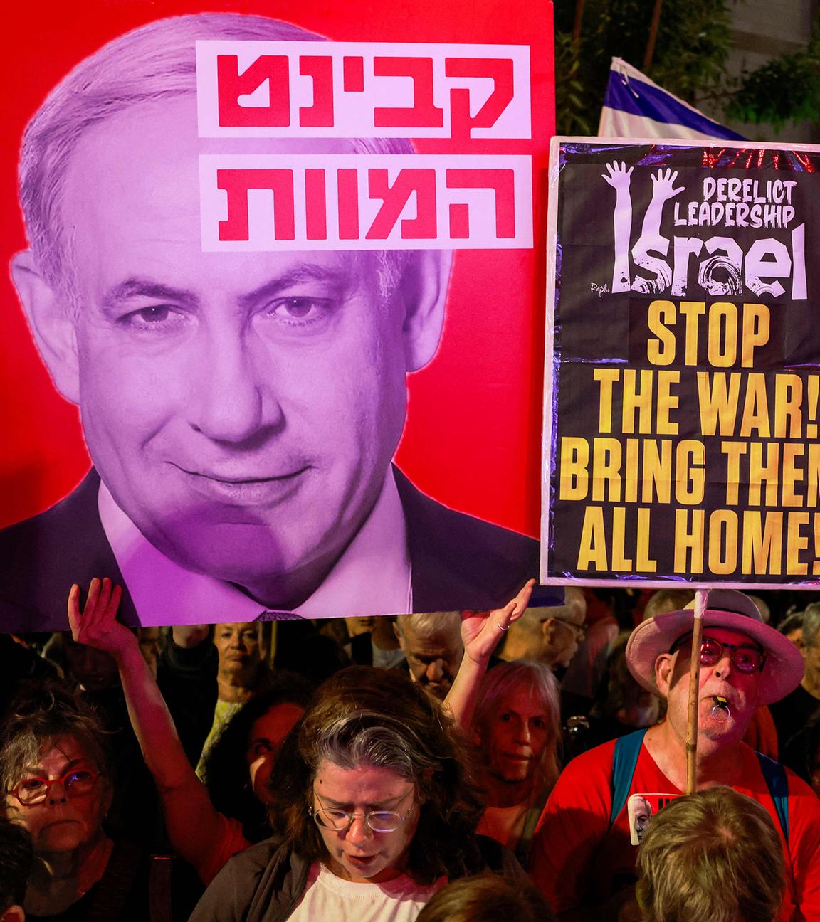 Demonstranten halten Schilder mit den Gesichtern von Israels Premierminister Benjamin Netanjahu und Außenminister Gideon Saar während einer Demonstration in Jerusalem am 3. September 2025.