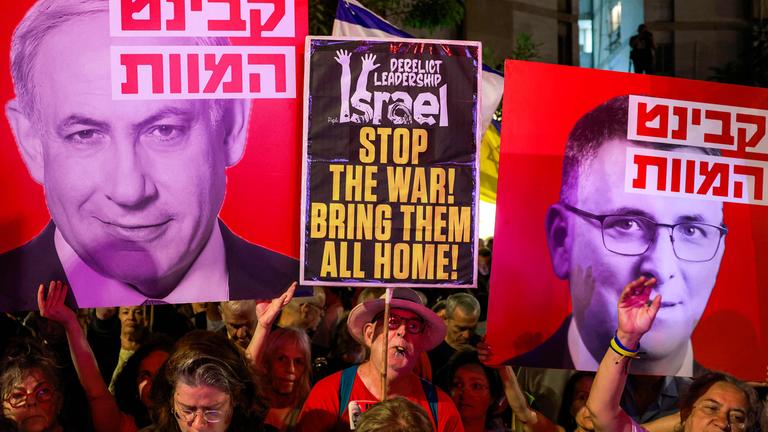 Demonstranten halten Schilder mit den Gesichtern von Israels Premierminister Benjamin Netanjahu und Außenminister Gideon Saar während einer Demonstration in Jerusalem am 3. September 2025.