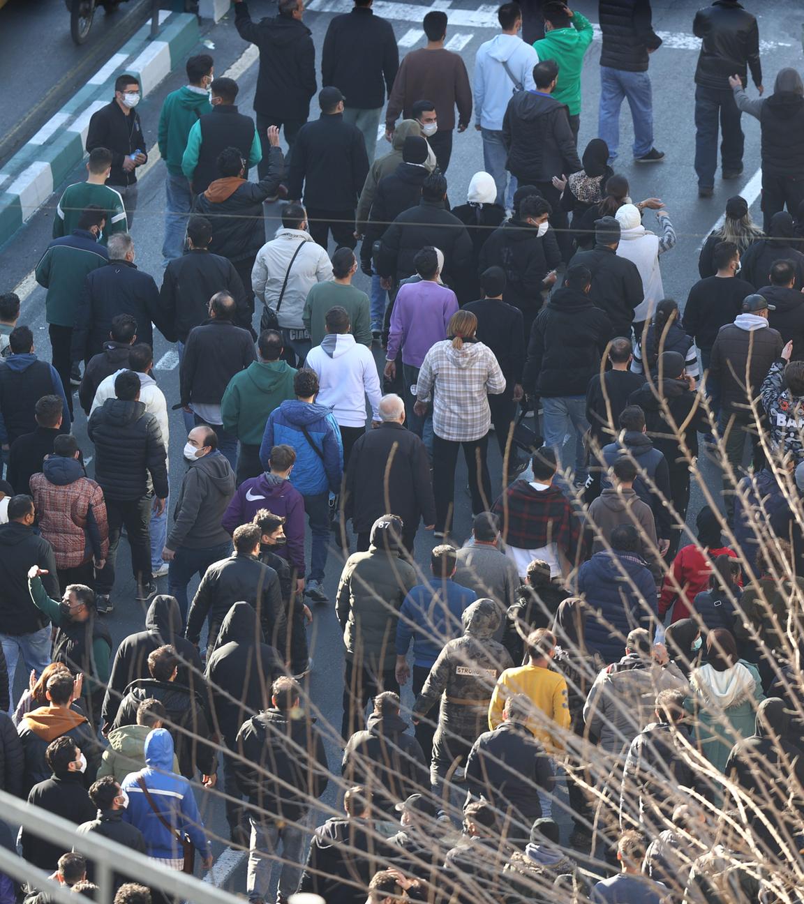 Archiv: Demonstranten marschieren in der Innenstadt von Teheran bei einem Protest gegen die schlechten wirtschaftlichen Bedingungen. 