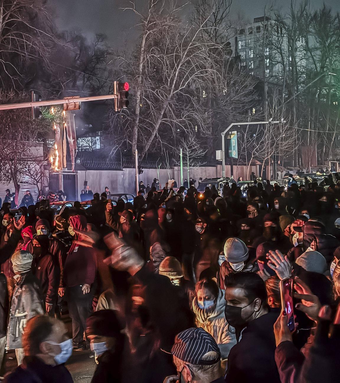 Zahlreiche Menschen versammeln sich für Proteste auf den Straßen in Teheran