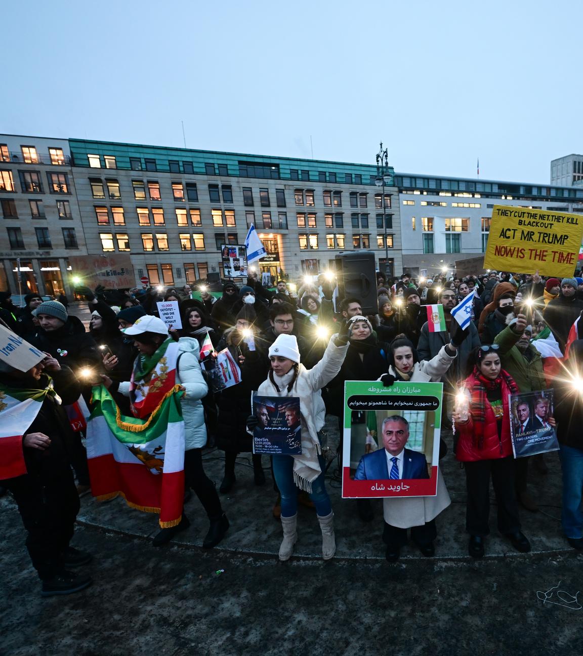 Teilnehmerinnen stehen während einer Demonstration zur Unterstützung der landesweiten Massenproteste gegen die Regierung im Iran auf dem Pariser Platz.