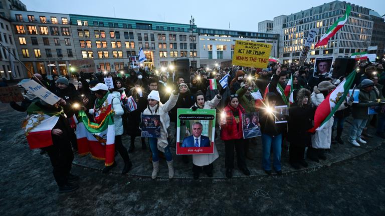 Teilnehmerinnen stehen während einer Demonstration zur Unterstützung der landesweiten Massenproteste gegen die Regierung im Iran auf dem Pariser Platz.