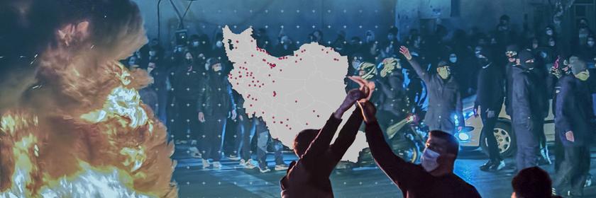 Zwei Personen recken die Arme in den Himmel im Hintergrund sind Protestierende und eine Karte vom Iran zu sehen.