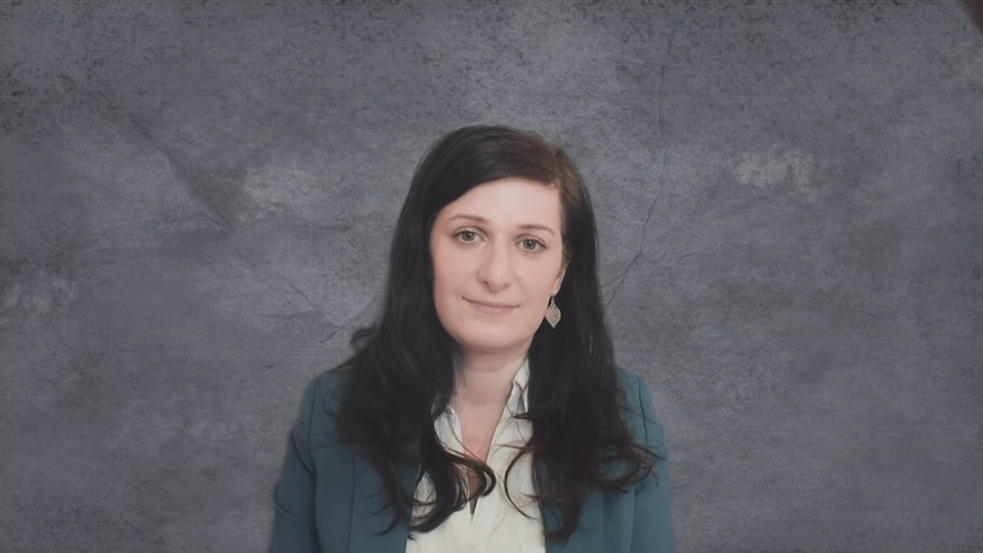 Iran-Expertin Dr. Azadeh Zamirirad vor einer grauen Wand.