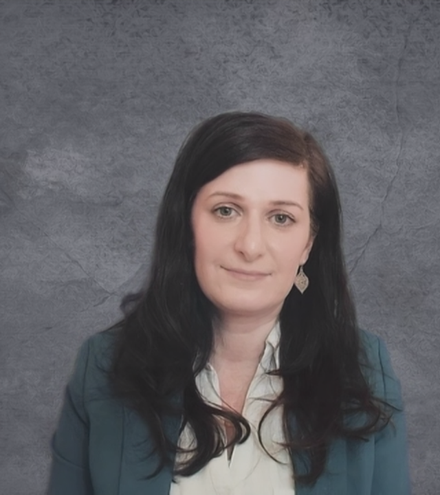 Iran-Expertin Dr. Azadeh Zamirirad vor einer grauen Wand.