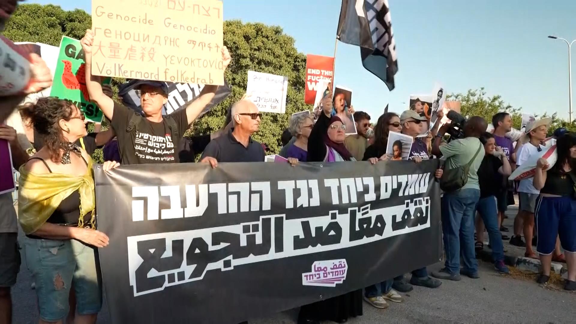 Eine Demonstration gegen das Israelische Vorgehen im Gazastreifen. Die Menschen halten Fotos von hungernden Kindern hoch. Außerdem haben sie Plakate mit der Aufschrift "Genocide" in der Hand.