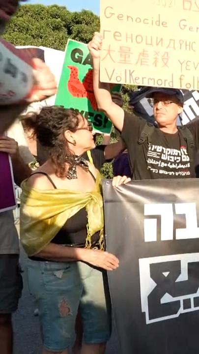 Eine Demonstration gegen das Israelische Vorgehen im Gazastreifen. Die Menschen halten Fotos von hungernden Kindern hoch. Außerdem haben sie Plakate mit der Aufschrift "Genocide" in der Hand.
