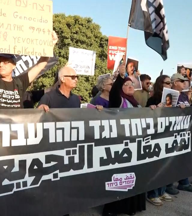 Eine Demonstration gegen das Israelische Vorgehen im Gazastreifen. Die Menschen halten Fotos von hungernden Kindern hoch. Außerdem haben sie Plakate mit der Aufschrift "Genocide" in der Hand.