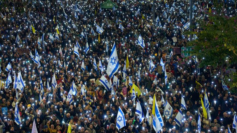 Tel Aviv: Menschen nehmen an einem Protest teil, der die sofortige Freilassung von Geiseln fordert, die von der Hamas im Gazastreifen festgehalten werden.