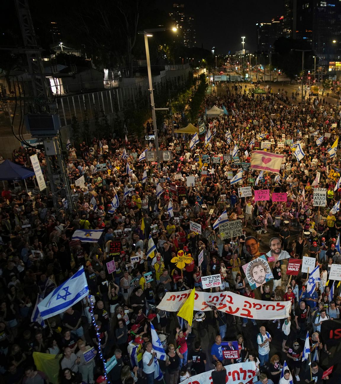 Israel, Tel Aviv: Menschen nehmen an einer Demonstration teil.