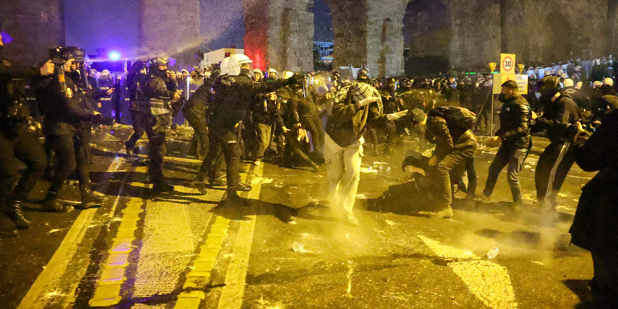 Polizei geht gegen Demonstranten in Istanbul vor