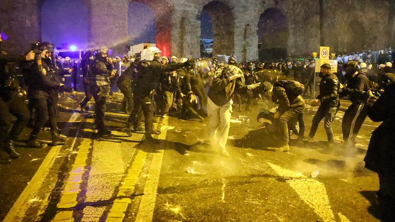Polizei geht gegen Demonstranten in Istanbul vor