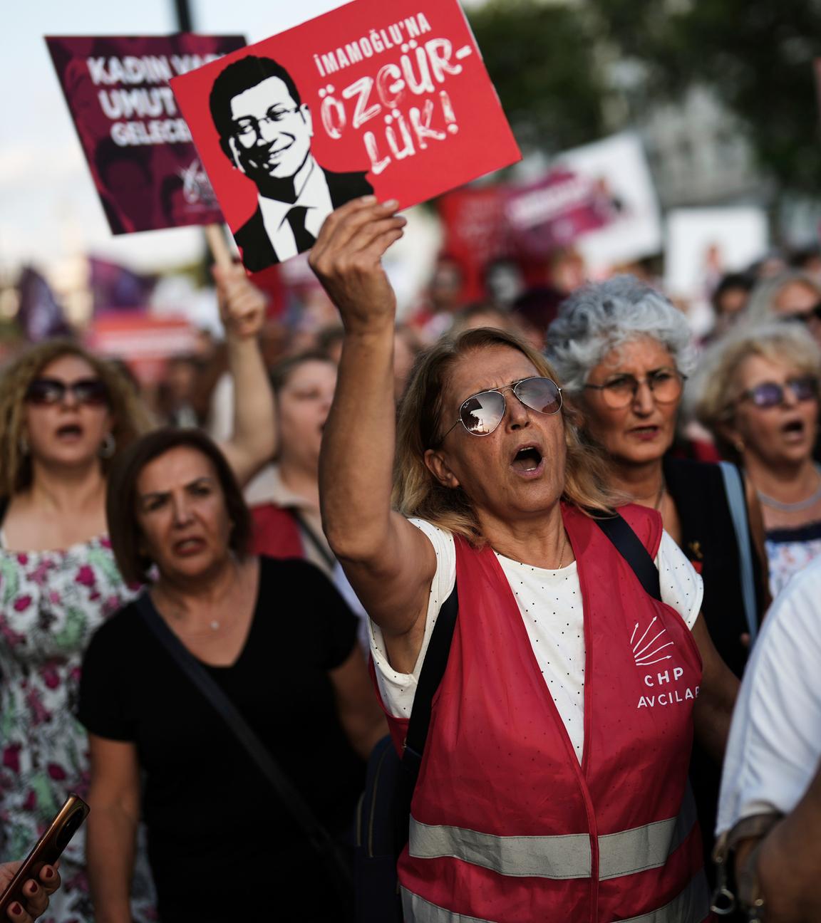Frauen protestieren und halten Schilder bei einer Demo der türkischen Oppositionspartei CHP in Istanbul.