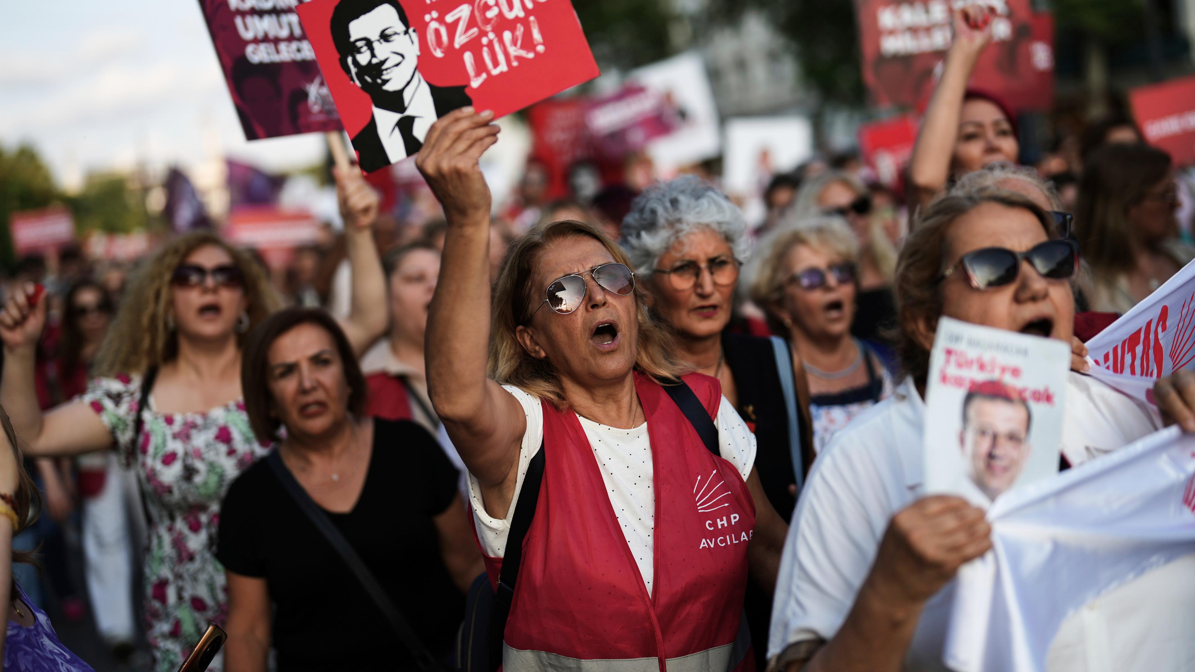 Frauen protestieren und halten Schilder bei einer Demo der türkischen Oppositionspartei CHP in Istanbul.