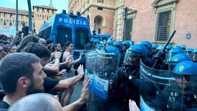 Proteste und Zusammenstöße mit der Polizei in Bologna nach dem Tod eines Mannes bei einer Festnahme.