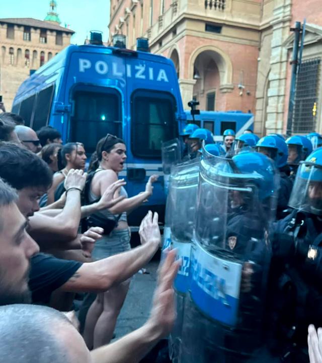 Proteste und Zusammenstöße mit der Polizei in Bologna nach dem Tod eines Mannes bei einer Festnahme.