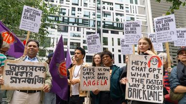 Vor der Abteilung für Wohnungswesen in London protestieren Menschen mit Schildern gegen den Bau eines Datenzentrums in einem der am dichtesten besiedelten Bezirke in London.