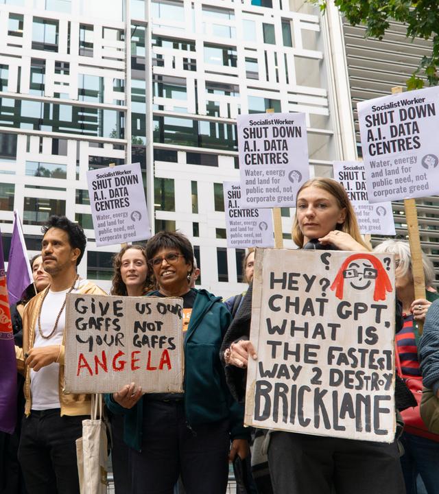 Vor der Abteilung für Wohnungswesen in London protestieren Menschen mit Schildern gegen den Bau eines Datenzentrums in einem der am dichtesten besiedelten Bezirke in London.