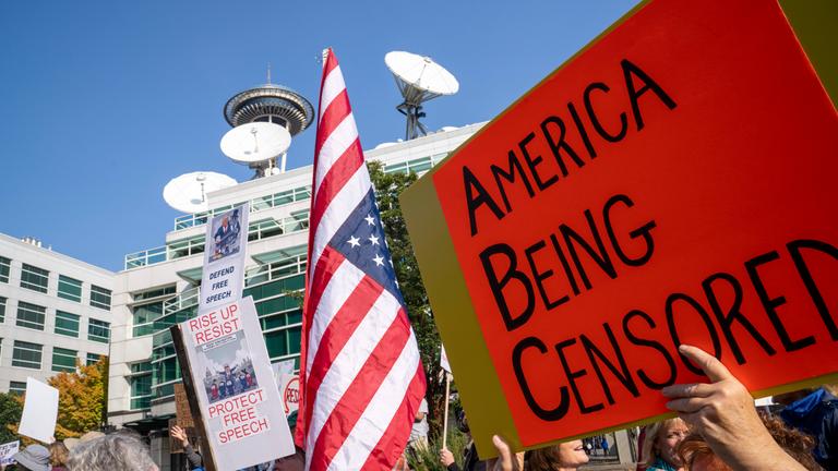 Menschen versammeln sich vor dem Hauptquartier von KOMO-TV in Seattle, um gegen die Aussetzung der Late-Night-Show Jimmy Kimmel Live! zu protestieren. 