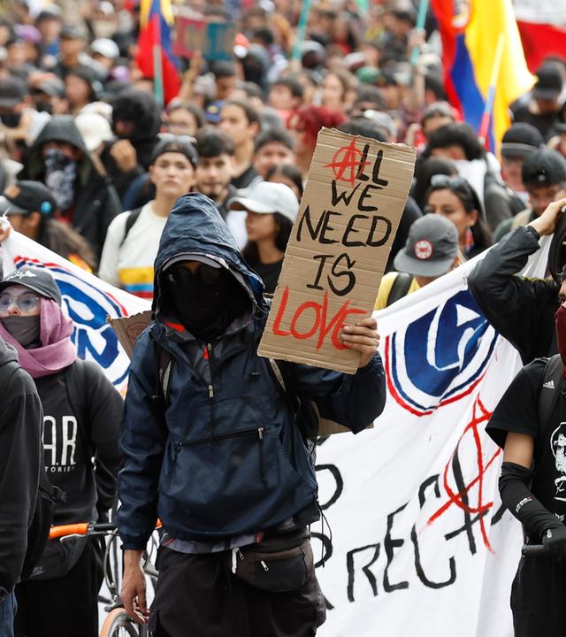 Studierende der Pädagogischen Universität nehmen am 14. Oktober 2026 in Bogotá, Kolumbien, an einer Demonstration gegen die Regierung des rechtsextremen Politikers Abelardo de la Espriella teil.