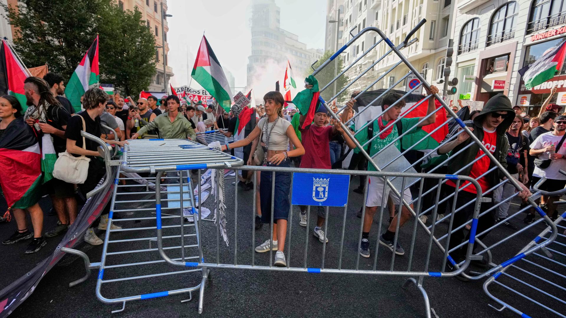 Vuelta wegen Protesten abgebrochen.