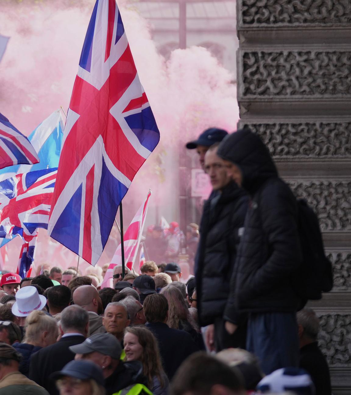 Demonstranten nehmen an dem von Tommy Robinson angeführten „Unite the Kingdom“-Marsch und der Kundgebung in der Nähe von Westminster, London, am Samstag, dem 13. September 2025, teil.
