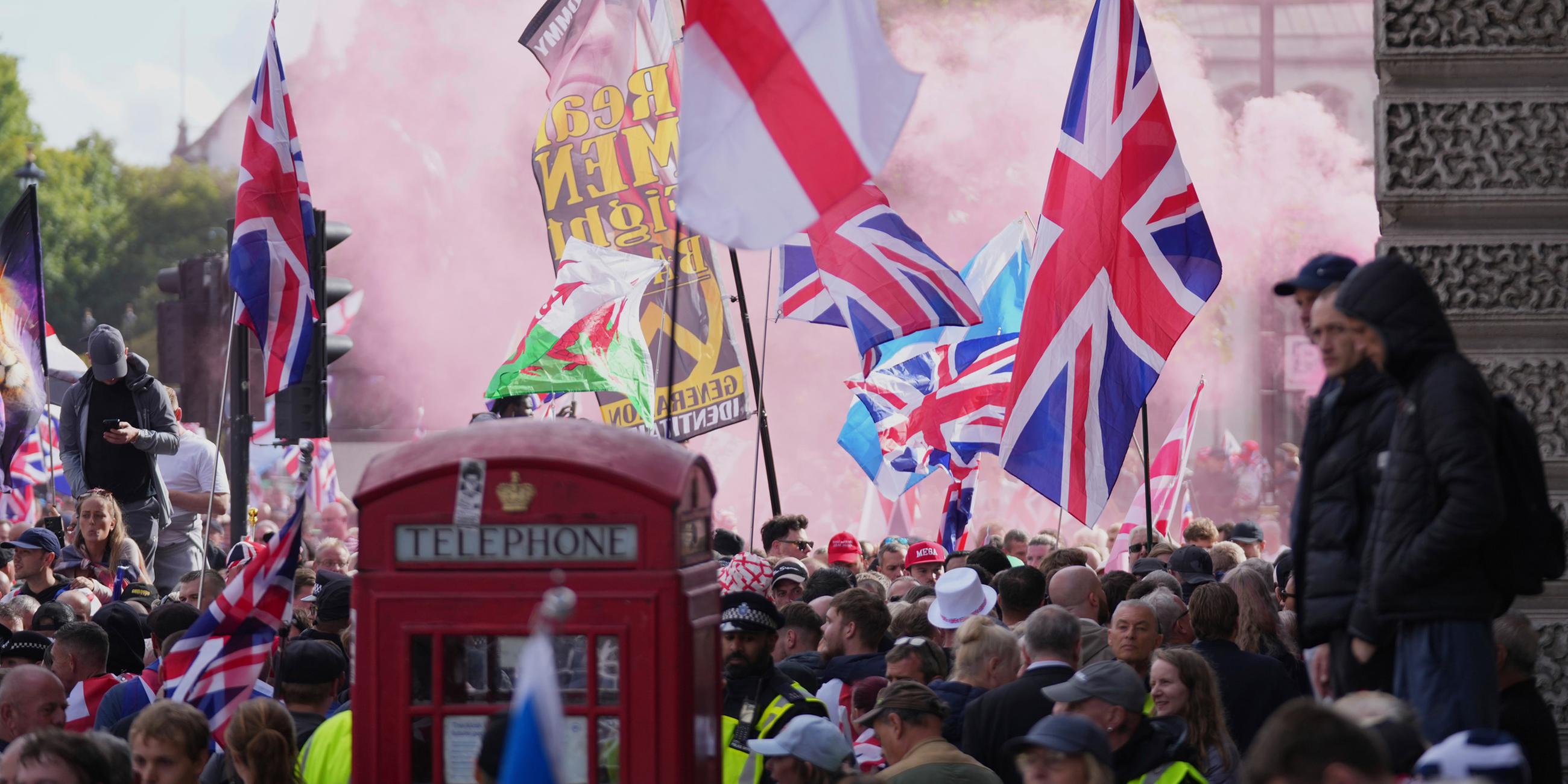 Demonstranten nehmen an dem von Tommy Robinson angeführten „Unite the Kingdom“-Marsch und der Kundgebung in der Nähe von Westminster, London, am Samstag, dem 13. September 2025, teil.