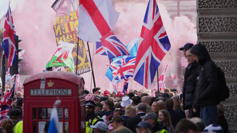 Demonstranten nehmen an dem von Tommy Robinson angeführten „Unite the Kingdom“-Marsch und der Kundgebung in der Nähe von Westminster, London, am Samstag, dem 13. September 2025, teil.