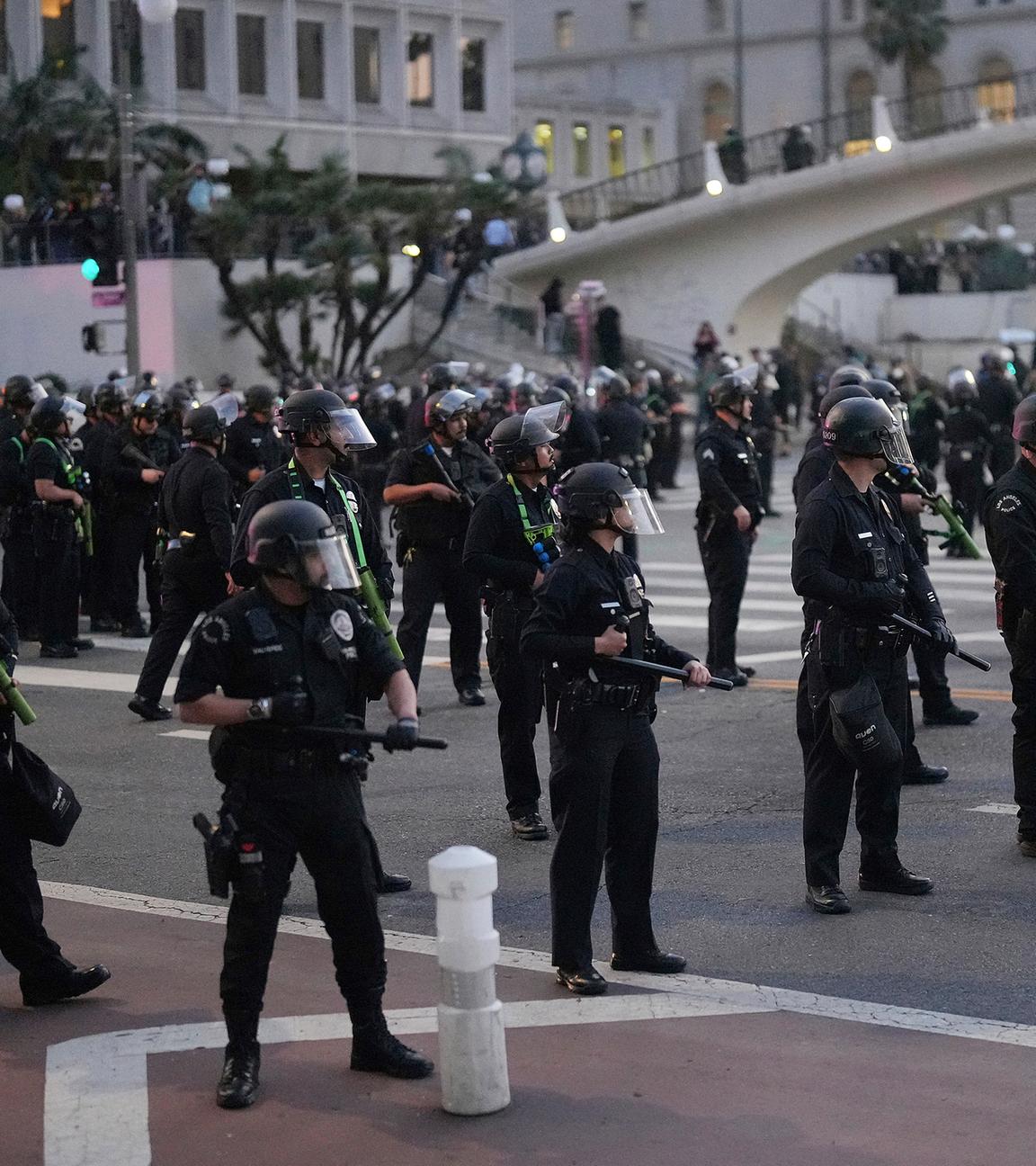 Die Polizei sperrt während einer Protestaktion am 10.06.2025 eine Straße in Los Angeles ab