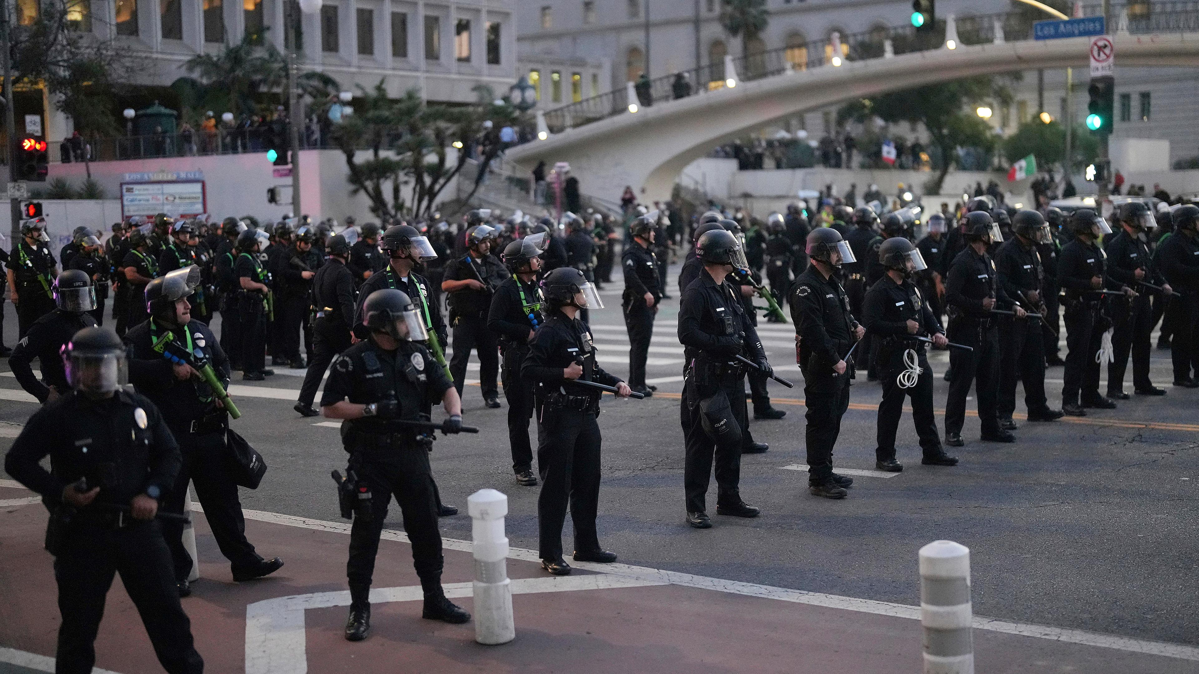 Die Polizei sperrt während einer Protestaktion am 10.06.2025 eine Straße in Los Angeles ab