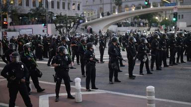 Die Polizei sperrt während einer Protestaktion am 10.06.2025 eine Straße in Los Angeles ab