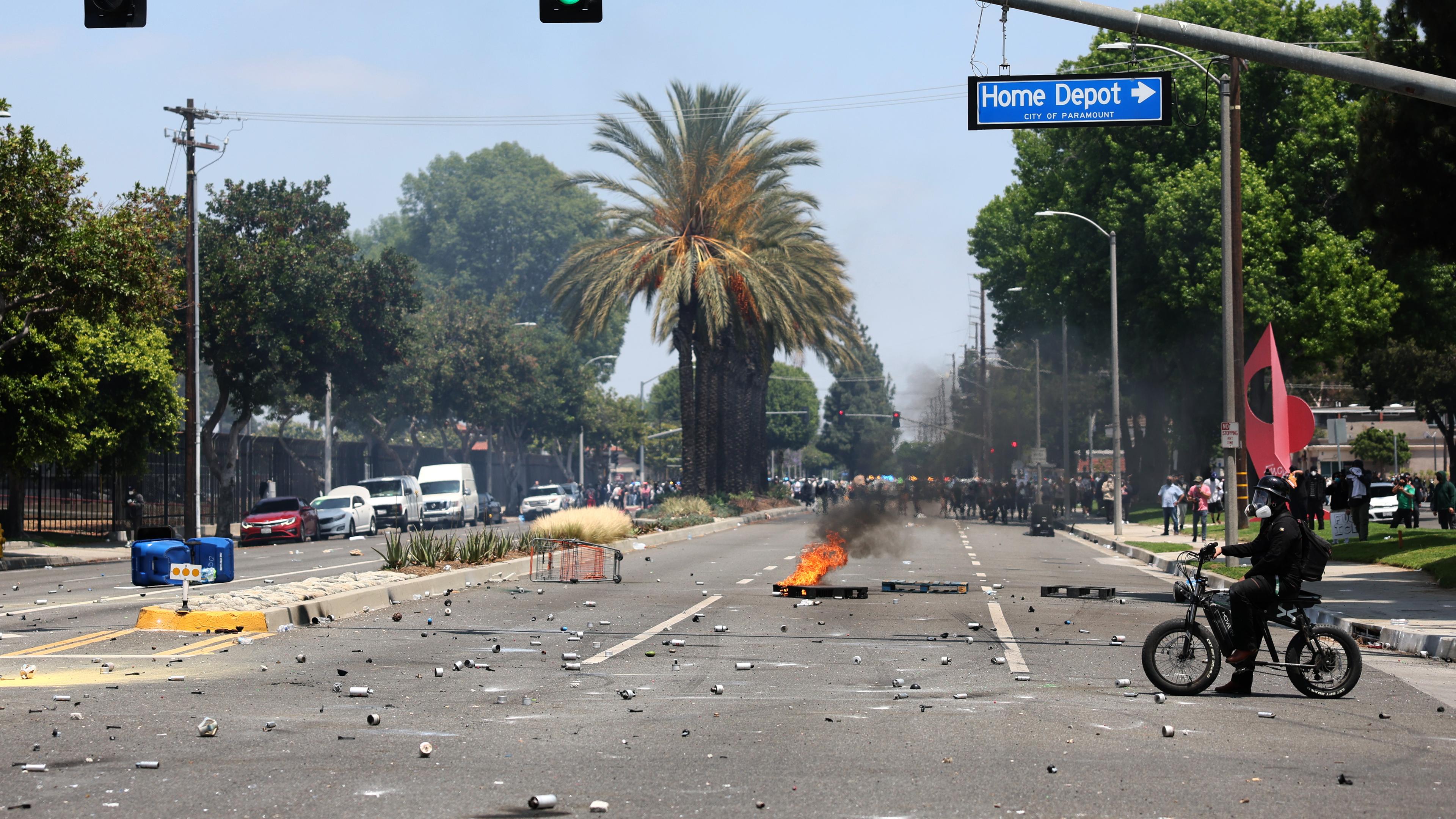 Nach Razzia des ICE in Paramount kommt es zu Zusammenstößen zwischen Demonstranten und Bundesbeamten.