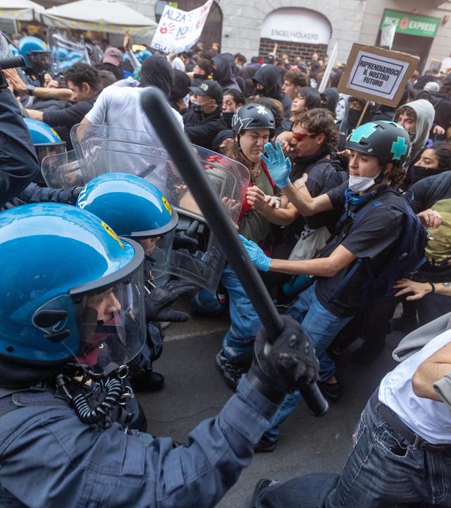 Archiv: Protestierende und Sicherheitskräfte in Mailand