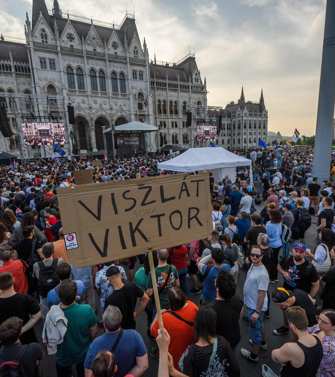 Eine Menschenmenge mit Demonstranten protestiert vor dem Parlamentsgebäude in Budapest