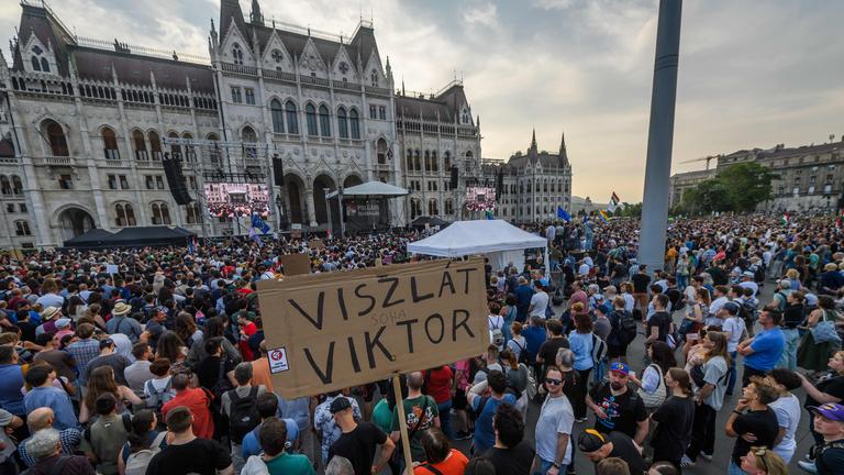 Eine Menschenmenge mit Demonstranten protestiert vor dem Parlamentsgebäude in Budapest