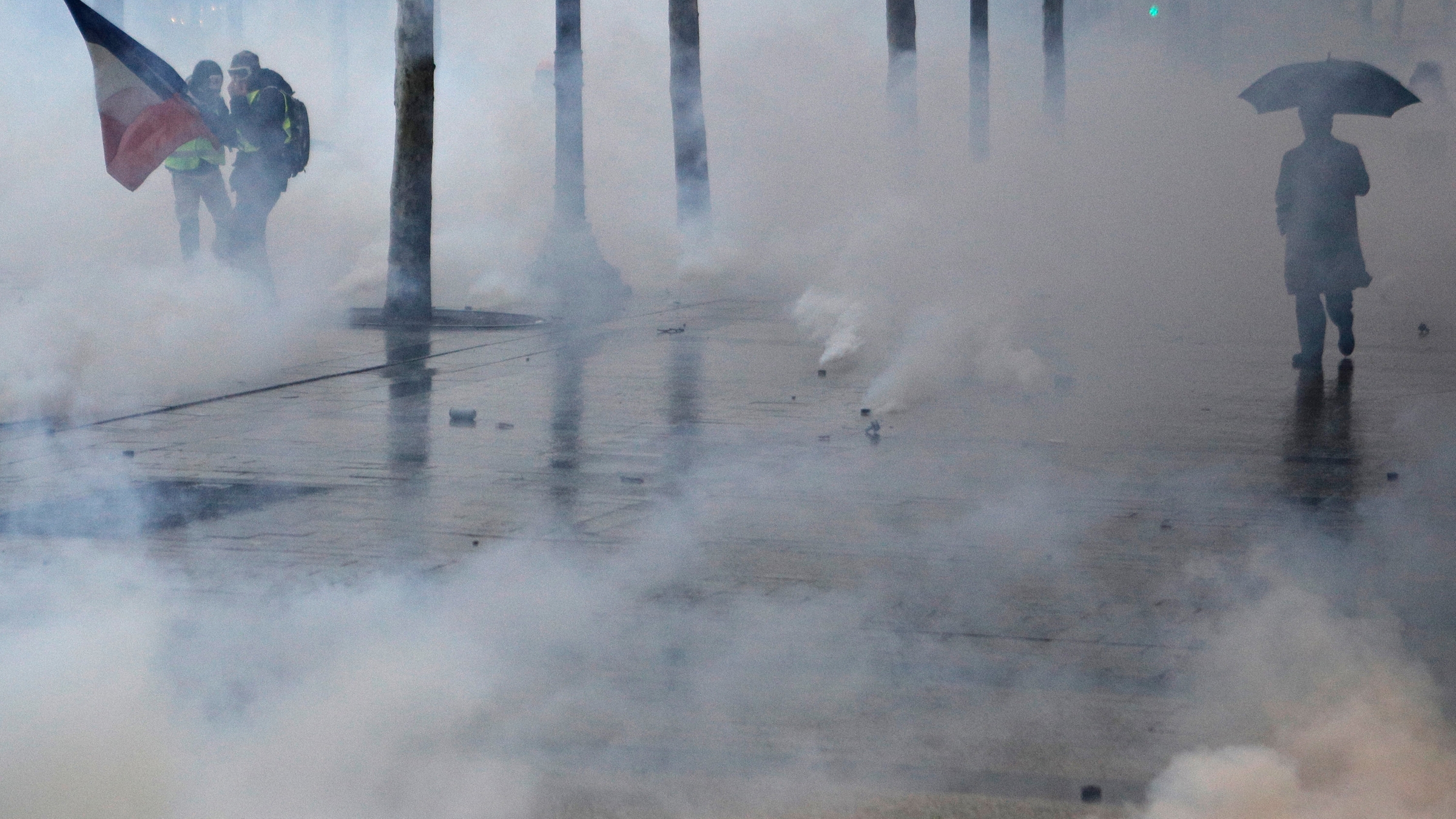 Tränengaseinsatz der Polizei auf den Champs-Élysées