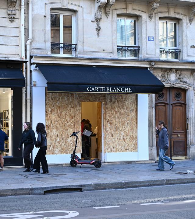 Ladenbesitzer in Paris sichern ihren Laden mit Holzplatten vor den großen Wochenendprotesten.