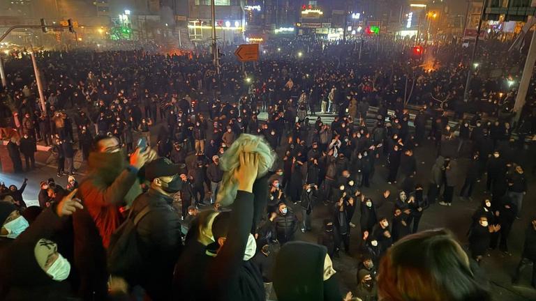Proteste gegen das Mullah-Regime in Teheran: eine Menschenansammlung auf einem Platz im Dunkeln.