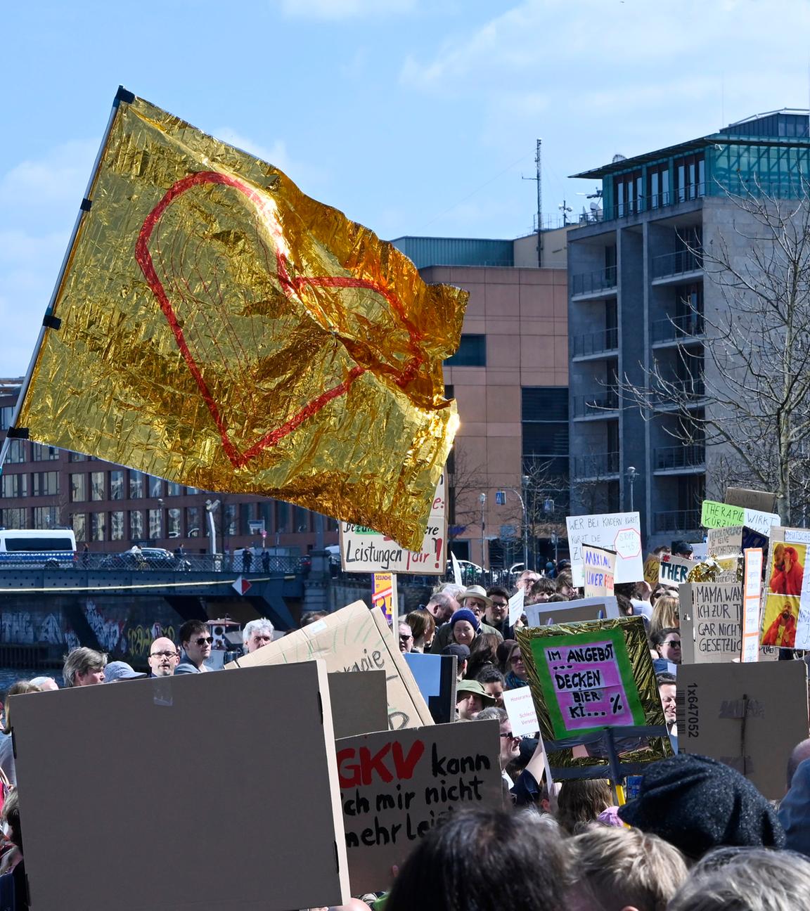 Protest gegen Honorarkürzungen für Psychotherapeuten auf dem Berliner Reichstagsgebäude