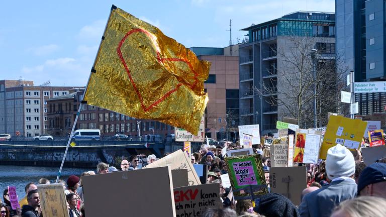 Protest gegen Honorarkürzungen für Psychotherapeuten auf dem Berliner Reichstagsgebäude